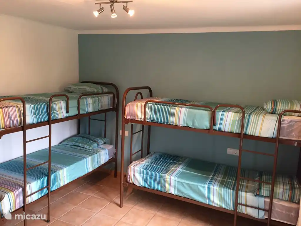 Schlafzimmer 2 mit zwei Stockbetten (80x200). Mobile Fan