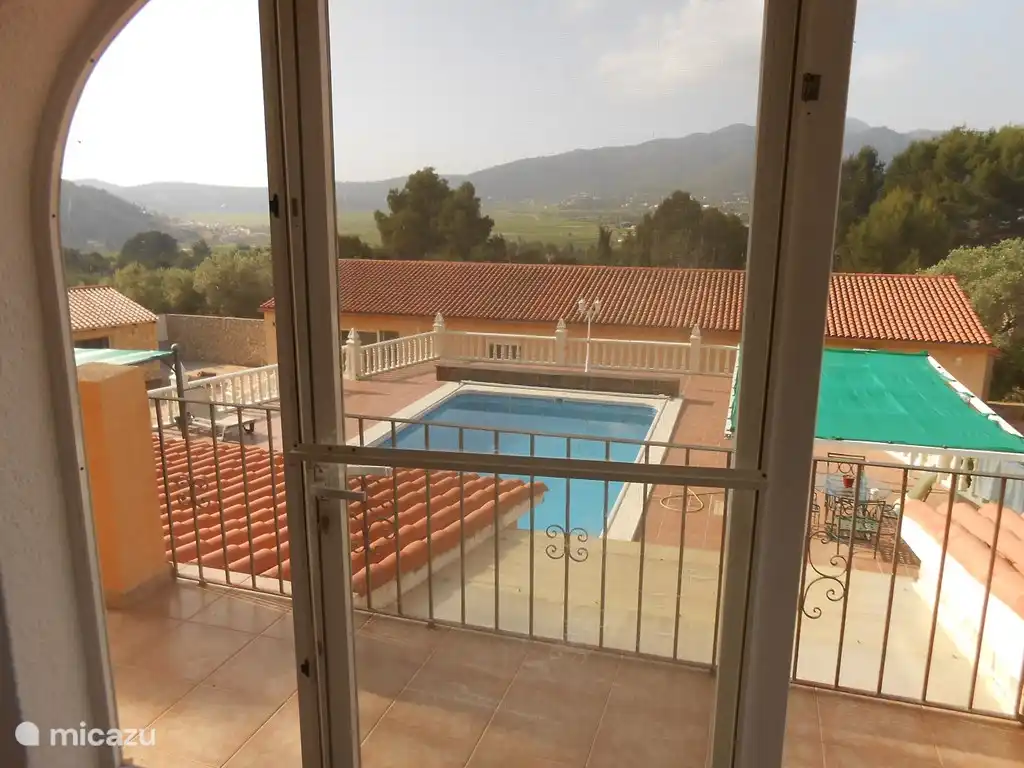 Rent Villa Bernia with shared pool in Jalon, Costa Blanca. Micazu