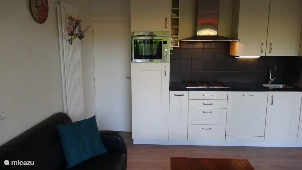 Küche und angrenzende Schlafzimmer.