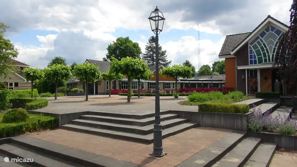 Rechts der Eingang zum Hallenbad und links das Freibad