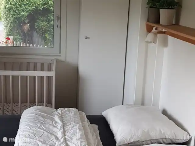Fort | Pays-Bas, Gueldre, Voorthuizen - bungalow Grande chambre avec lit double fixe, appelez-la la chambre principale avec un lit bébé disponible en standard