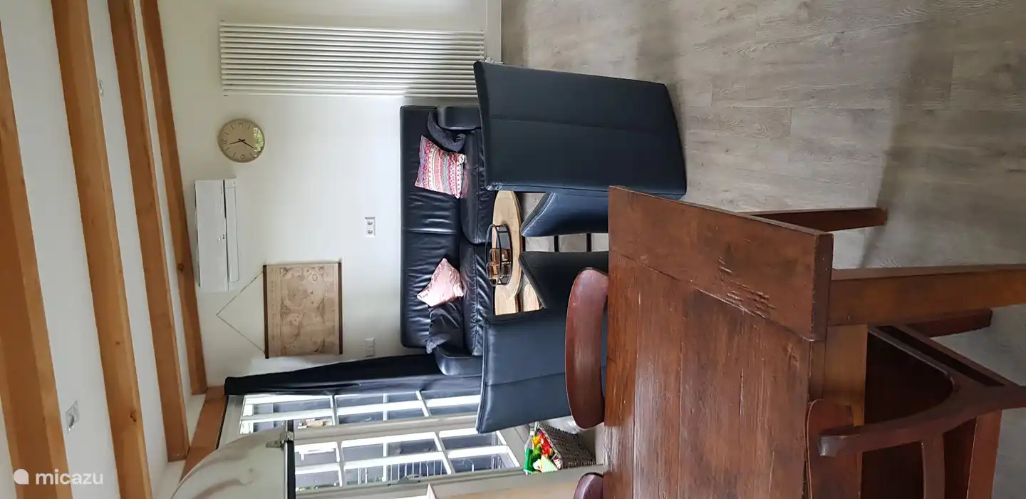 Wohnzimmer mit TV und Stereoanlage