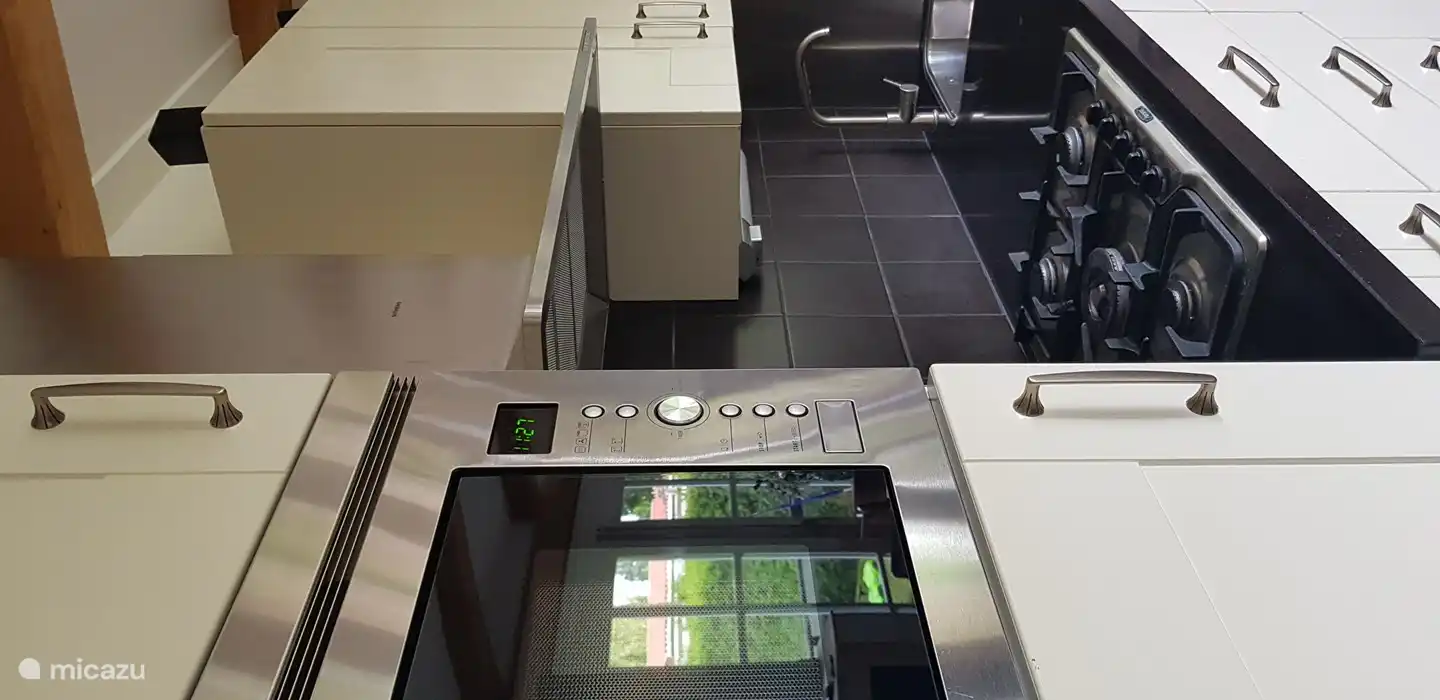 Voll ausgestattete Küche mit allem, was du für einen schönen Aufenthalt brauchst.
Genug Gläser, Teller und Pfannen.