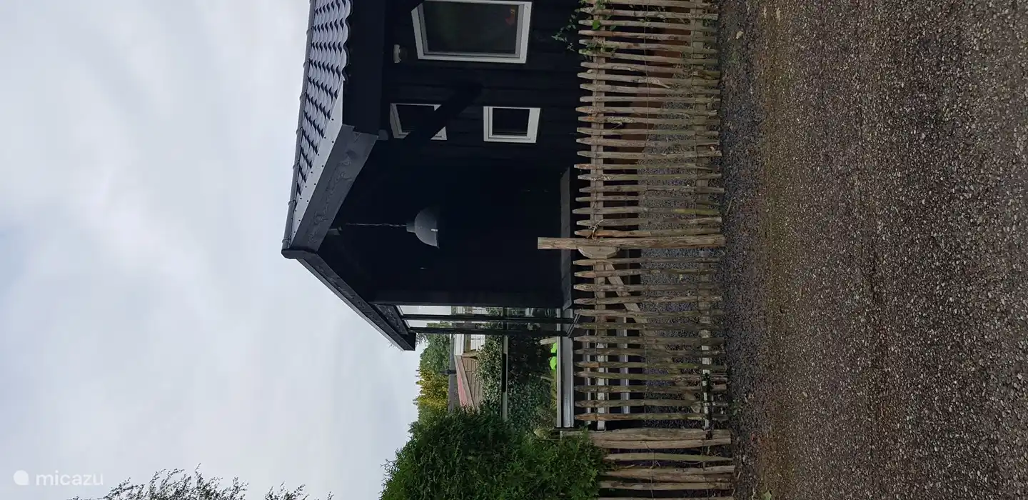 Eingang, wo Sie die Fahrräder innerhalb des Zauns abstellen können