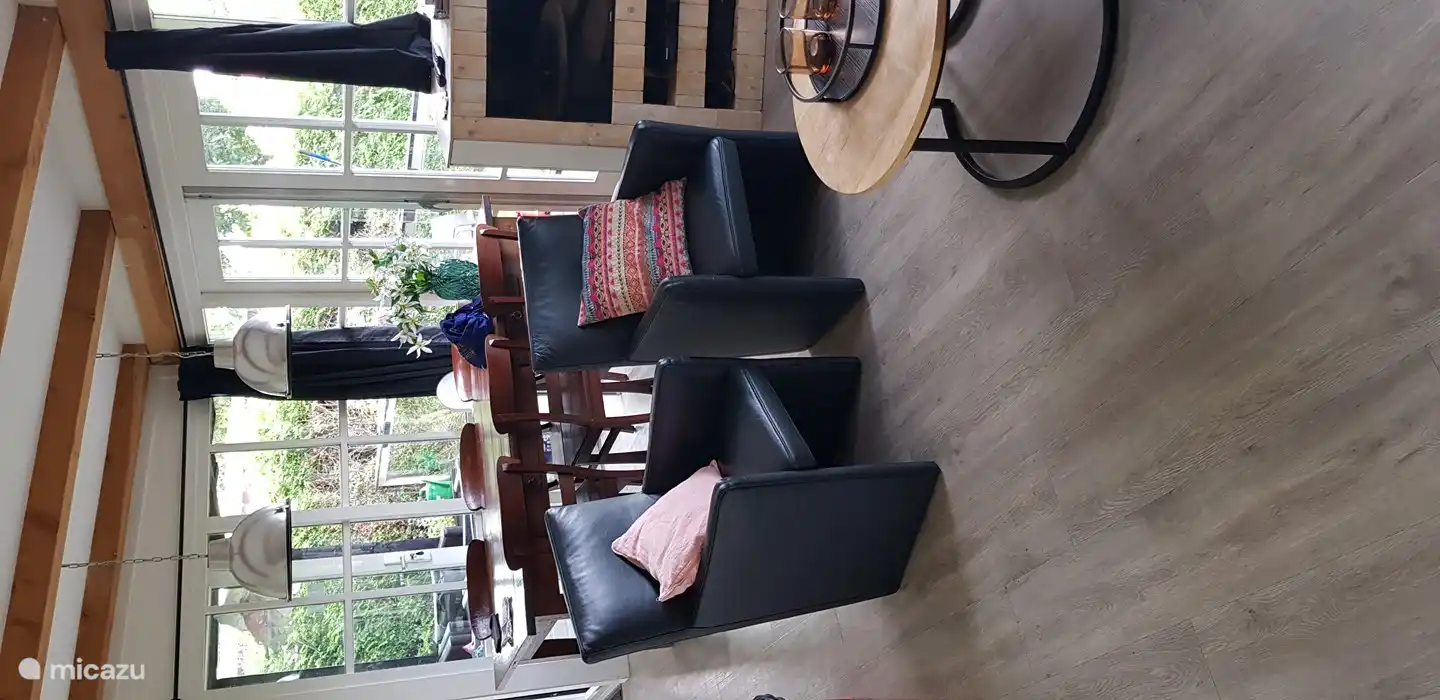 2 separate Stühle mit Esstisch für 6 Personen