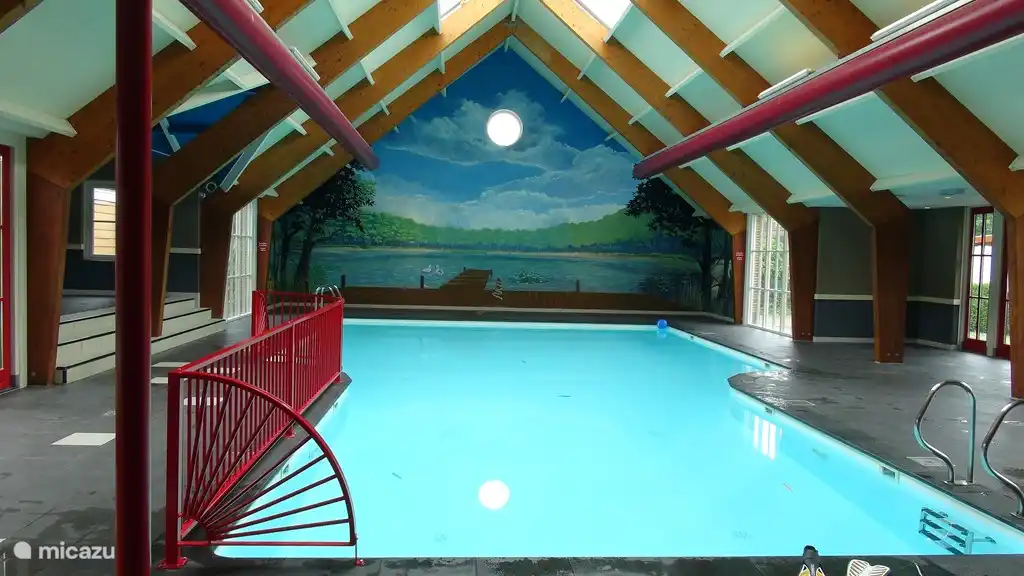 Rund 30 Grad beheiztes Hallenbad mit separatem Kinderbecken, ganzjährig geöffnet