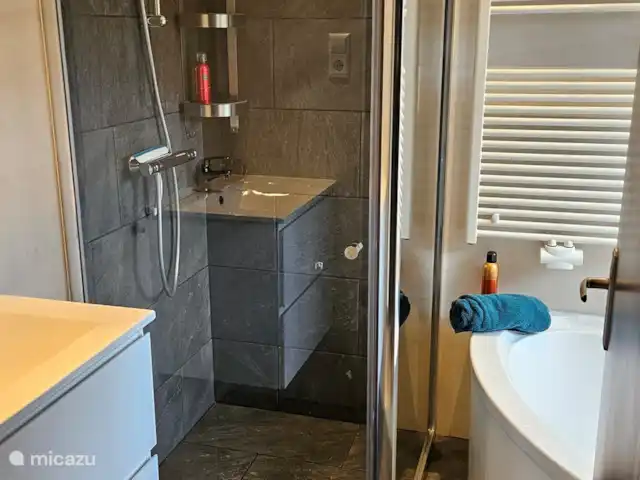 Fort | Pays-Bas, Gueldre, Voorthuizen - bungalow Belle salle de bain avec grande baignoire et douche séparée.