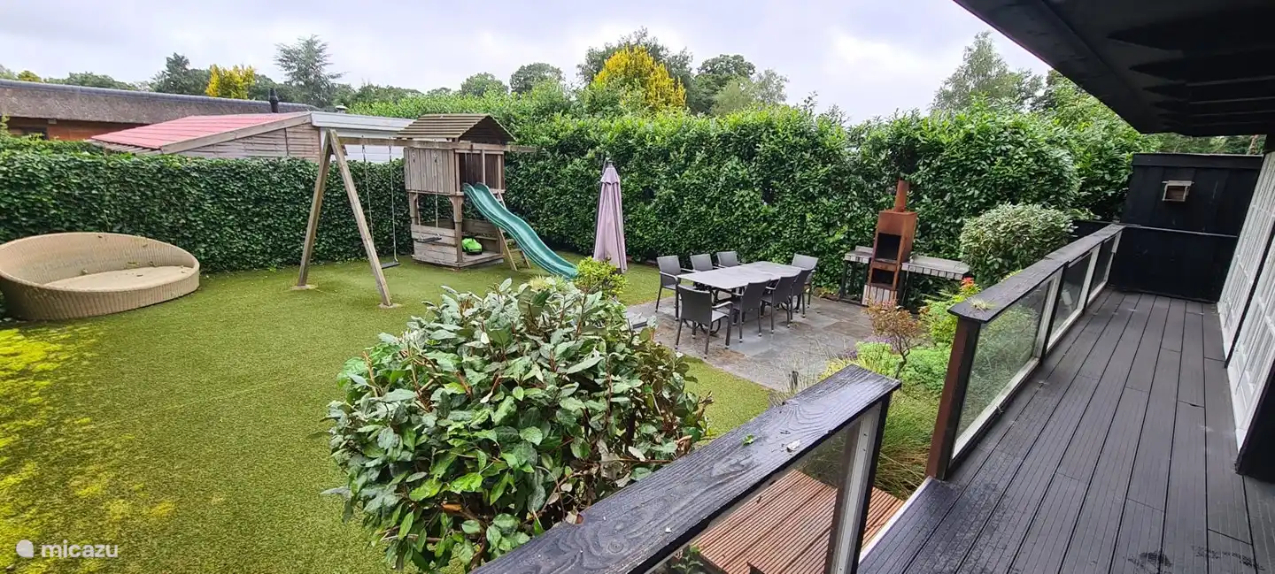 Schöner Garten mit einer schönen Veranda, wo Sie den Sonnenuntergang beobachten können (Sonne im Garten den ganzen Tag)