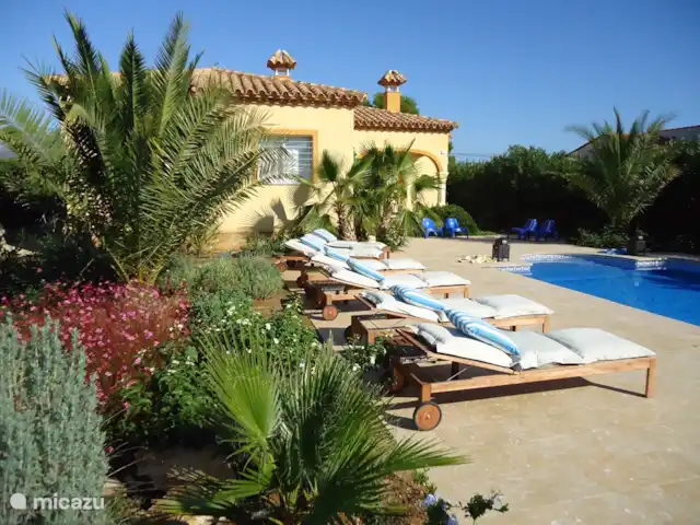 Villa Tibati | Espagne, Costa Dorada, L'Ametlla de Mar - villa Villa TIBATI Prenez le soleil sur les transats mobiles, tous équipés de coussins, avec vue sur la piscine privée et le jardin tropical.