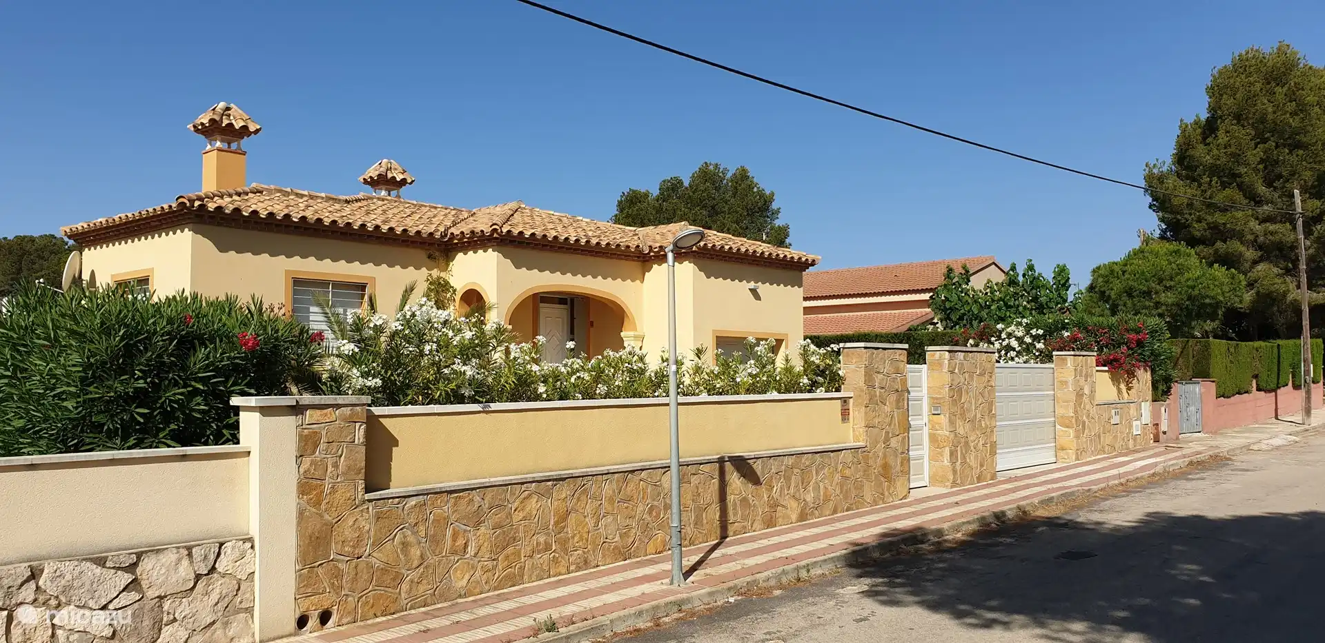 De foto’s die Google map voor deze locatie aangeeft, zijn verouderde foto’s die dateren van 2010. Deze foto’s van de façade zijn van 2019.