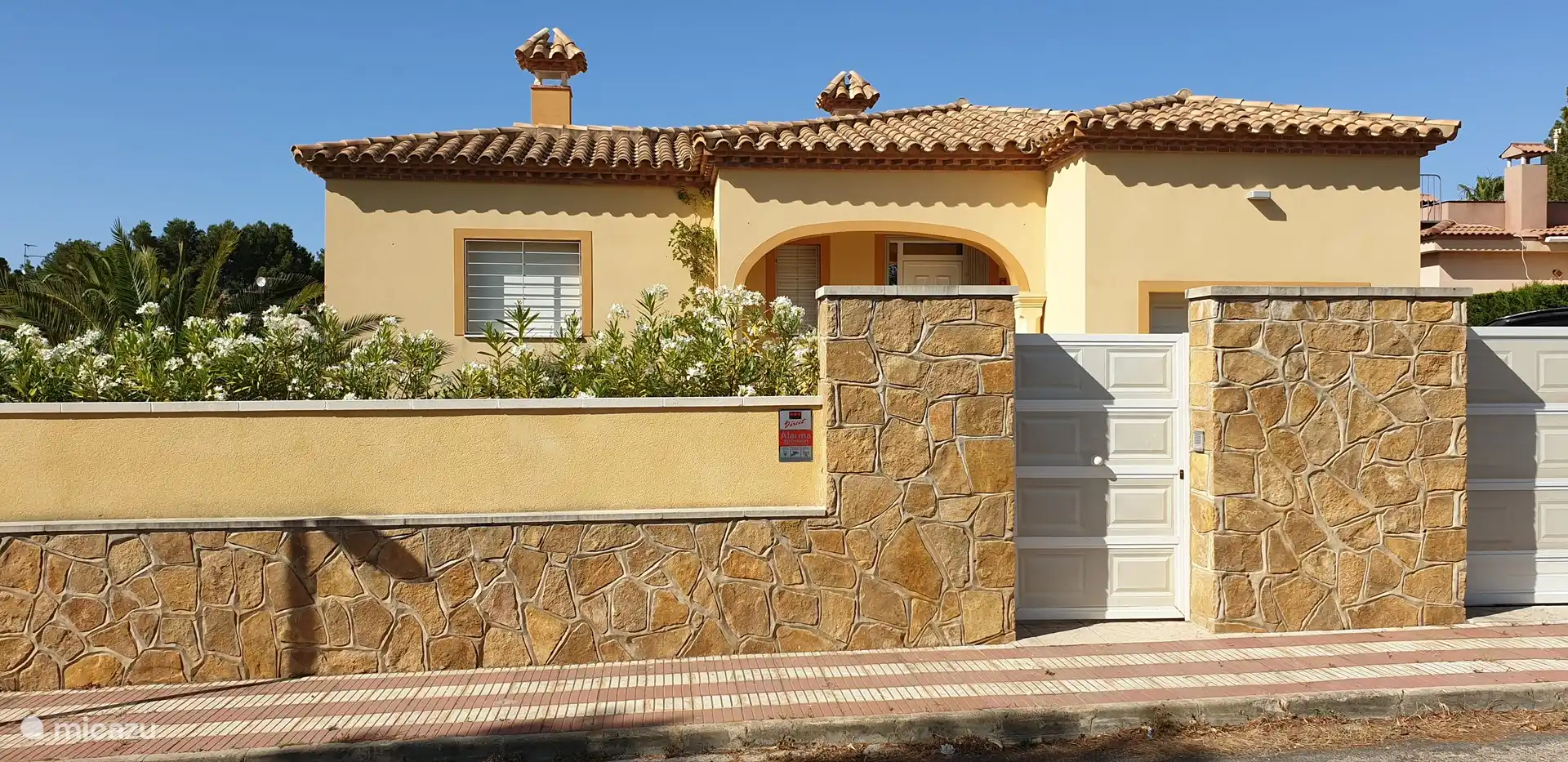 De foto’s die Google map voor deze locatie aangeeft, zijn verouderde foto’s die dateren van 2010. Deze foto’s van de façade zijn van januari 2019.