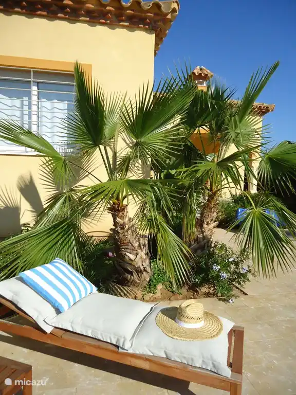 Villa TIBATI Het ligbed onder de Washingtonian staat uitnodigend op mij te wachten.