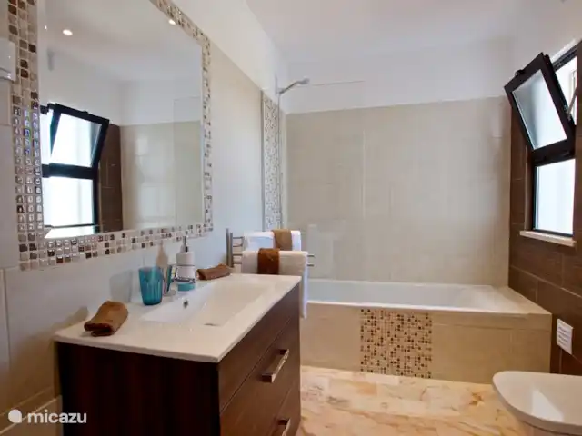 Casa a Montanha huren in Portugal, Algarve, São Brás de Alportel - villa Badkamer met bad,douche en toilet