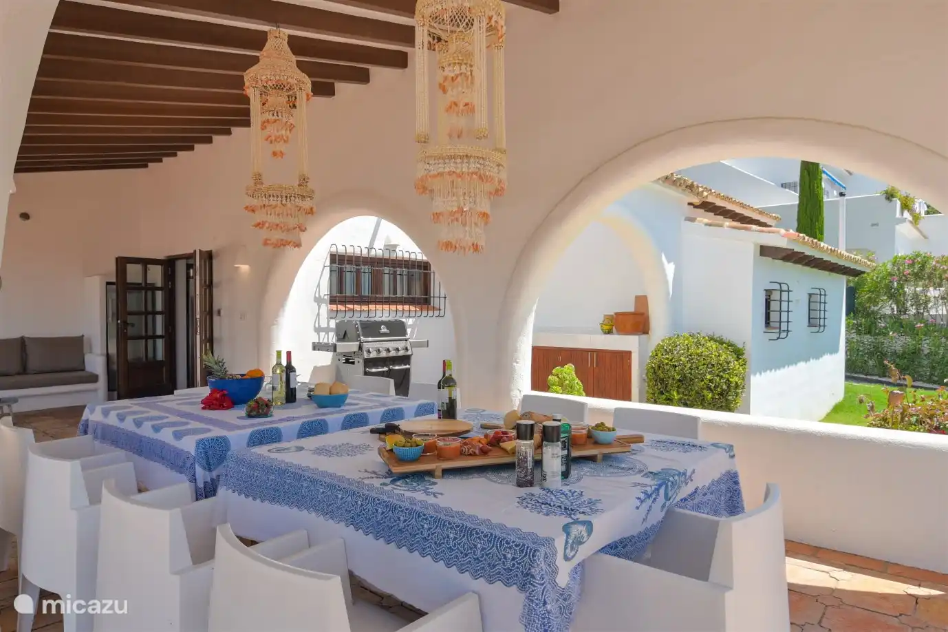 Leckeres Essen, BBQ und Spiele am großen Tisch im Freien