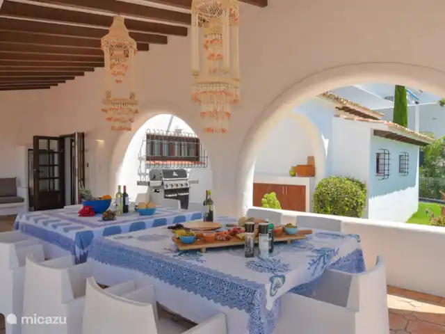 Villa Arcadia Moraira en España, Costa Blanca, Moraira - villa Deliciosa comida, BBQ y juegos en la gran mesa al aire libre