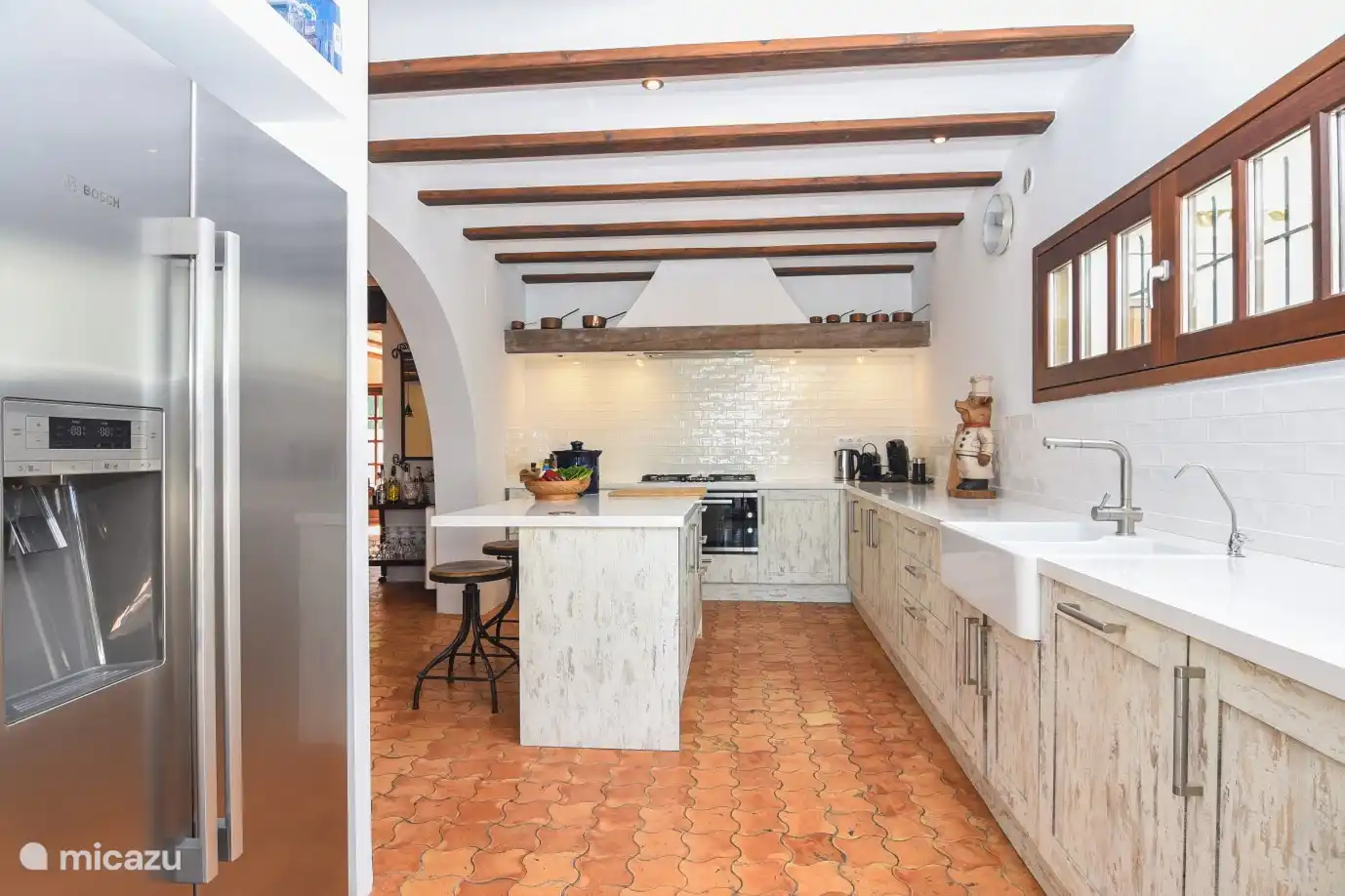 Voll ausgestattete Küche und 2 große Kühlschränke, gereinigtes Trinkwasser und alles Notwendige