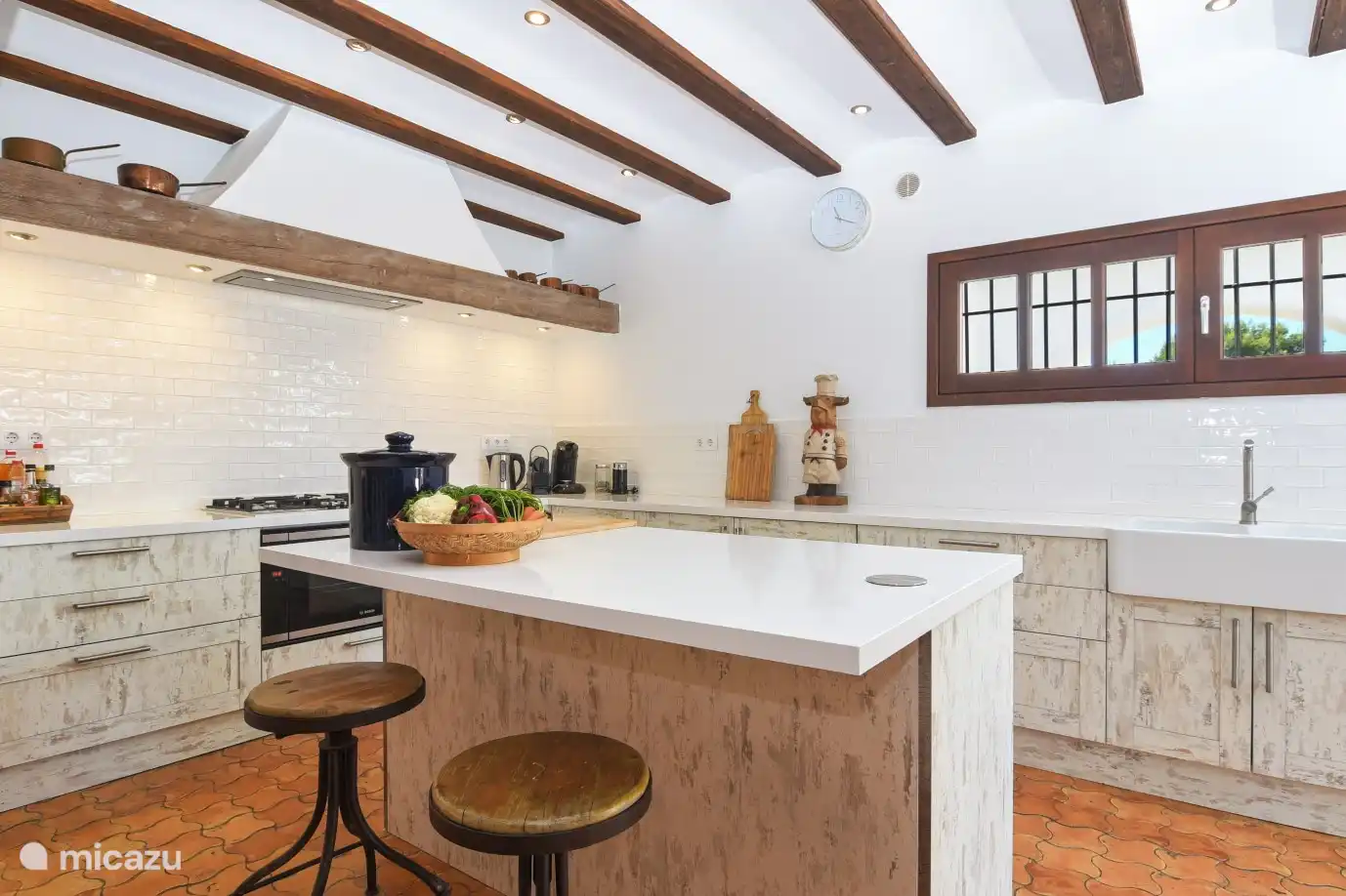 Machen Sie es sich an der Bar gemütlich, während einer von Ihnen kocht!