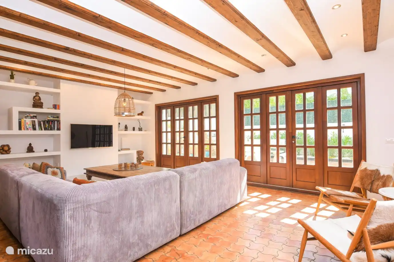 Wohnzimmer mit großem Smart TV und schnellem Internet