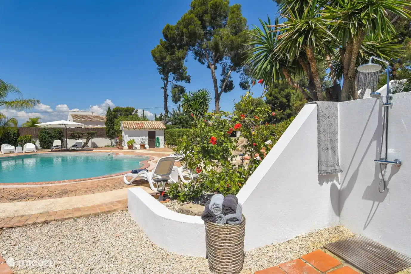 Außendusche am Pool