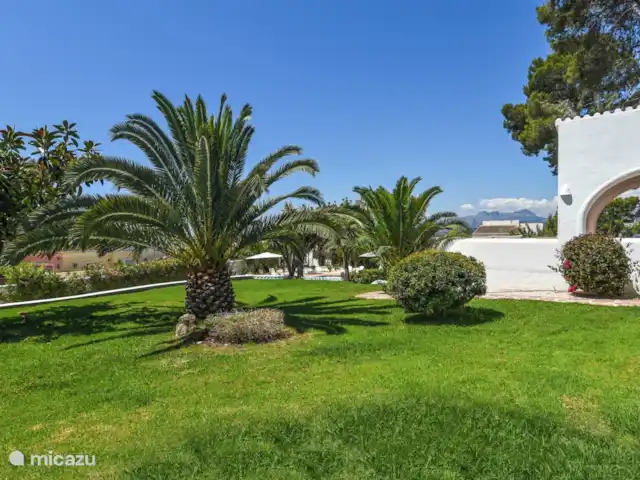 Villa Arcadia Moraira en España, Costa Blanca, Moraira - villa Césped entre la casa y la terraza de la piscina.