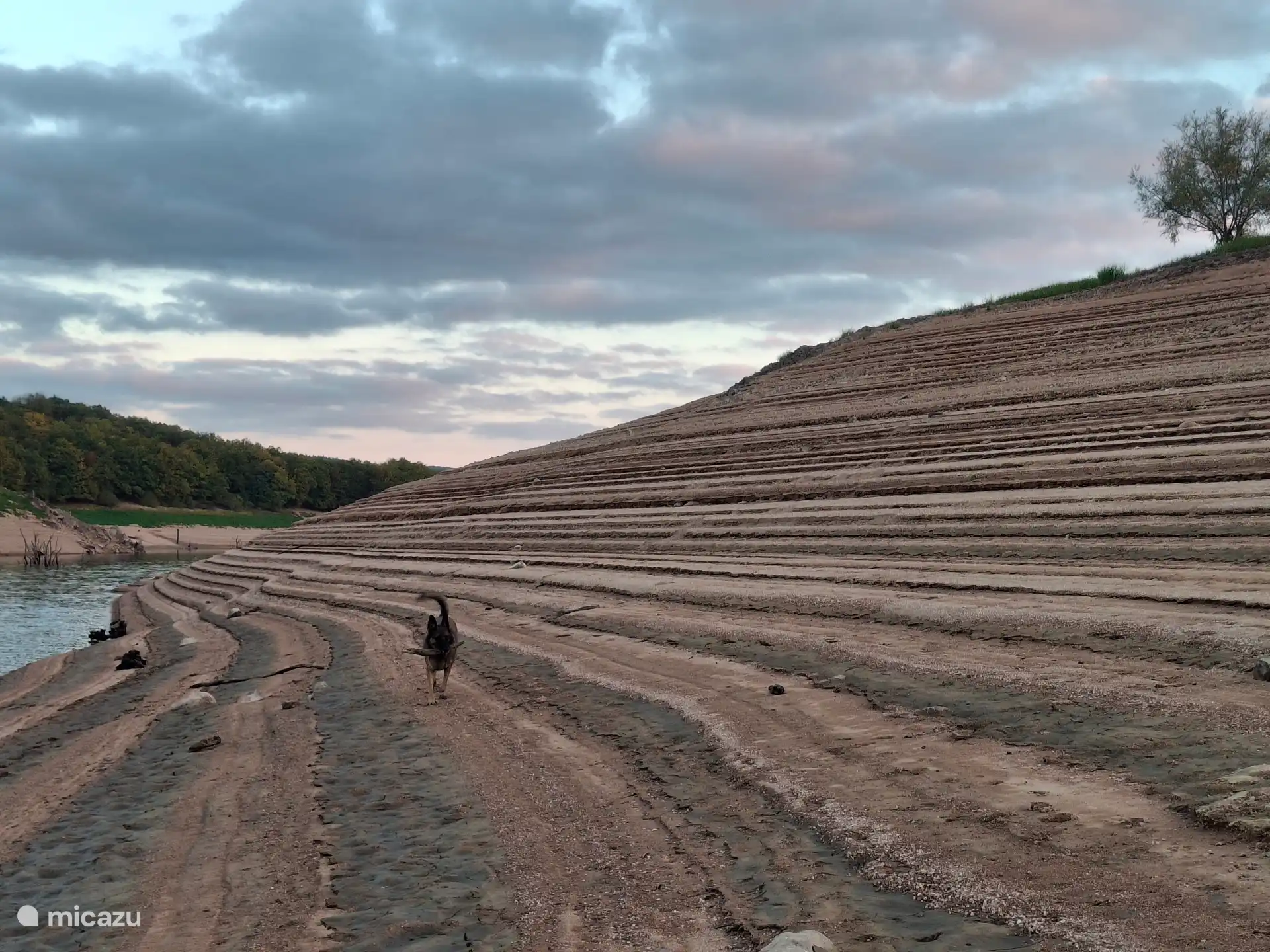 Lac de Pannecière près d’Ouroux et Morvan