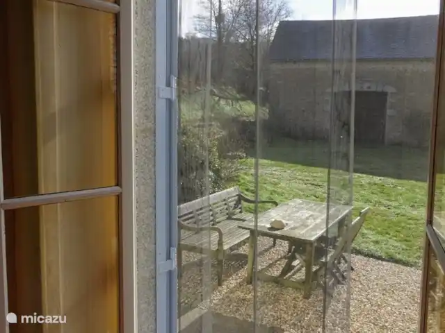 La Maison de la Forêt huren in Frankrijk, Nièvre, Ouroux-en-Morvan - boerderij Doorkijkje vanuit de slaapkamer