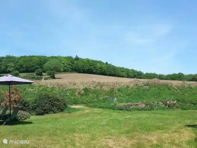 La Maison de la Forêt huren in Frankrijk, Nièvre, Ouroux-en-Morvan - boerderij Tuin met het naastgelegen pad, dat uitloopt in het bos.