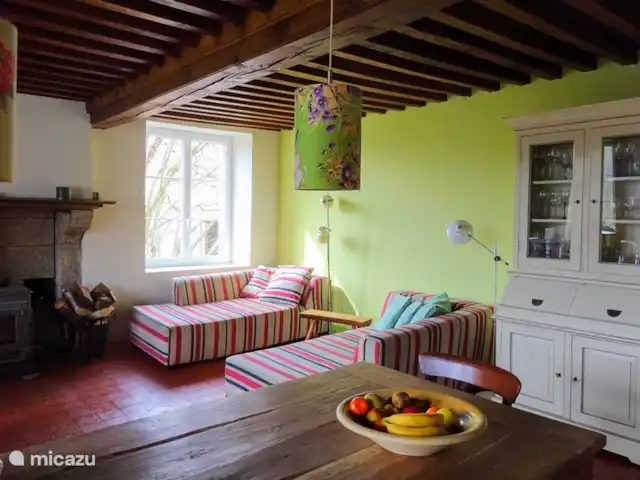 La Maison de la Forêt huren in Frankrijk, Nièvre, Ouroux-en-Morvan - boerderij Lichte woonkamer met open keuken en grote Dovre houtkachel