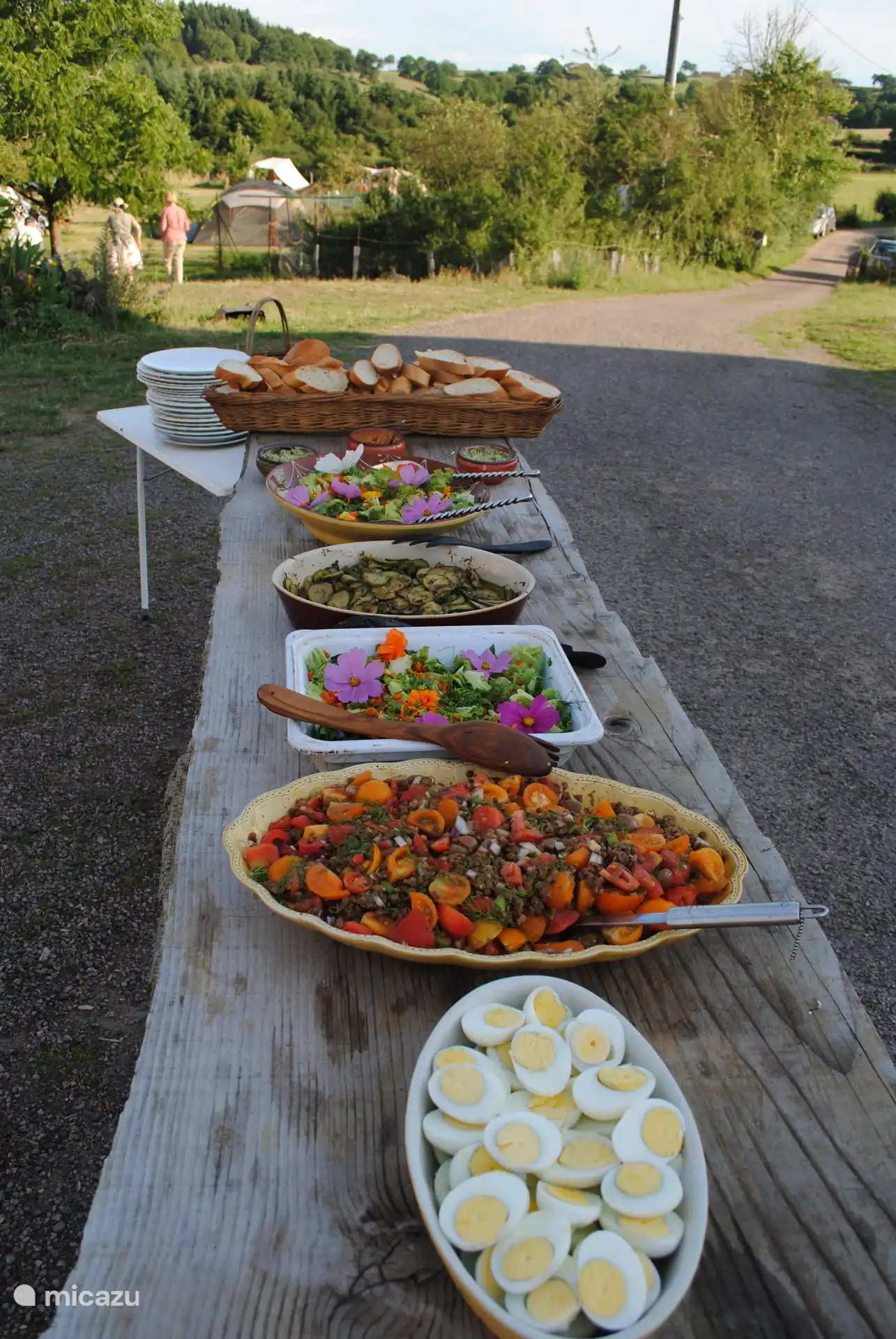 Buffet met salades uit de moestuin