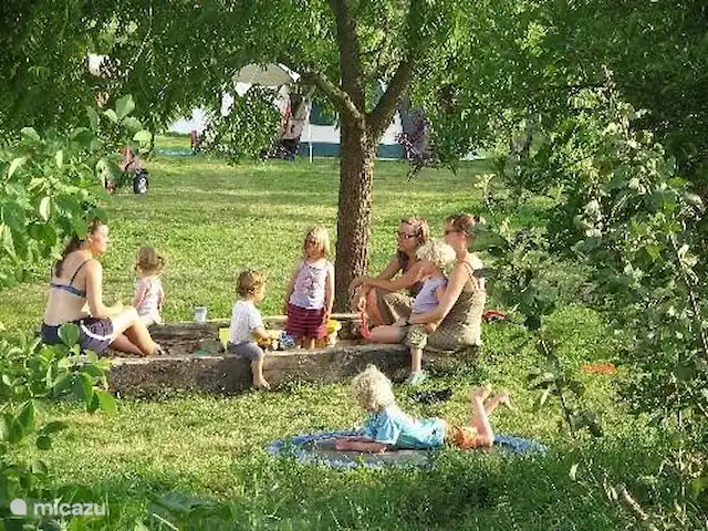 Four à Pain, 6 personnes | France, Allier, Vernusse - gîte / cottage Les enfants ont beaucoup d'espace à Brénazet, c'est sûr et ils s'amusent entre eux et avec la balançoire, la balançoire, le bac à sable et les animaux.
