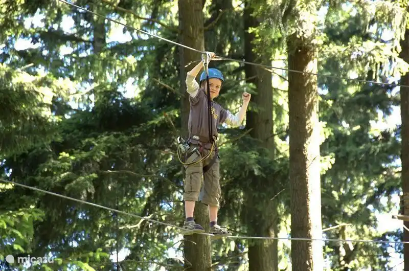 Acro Sioule, wo ein Wanderweg in den Bäumen ein Tag voller Abenteuer garantiert!