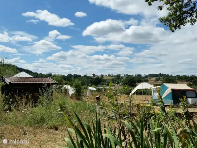 Four à Pain, 6 personnes | France, Allier, Vernusse - gîte / cottage Vue sur le camping en été depuis la cabane en rondins