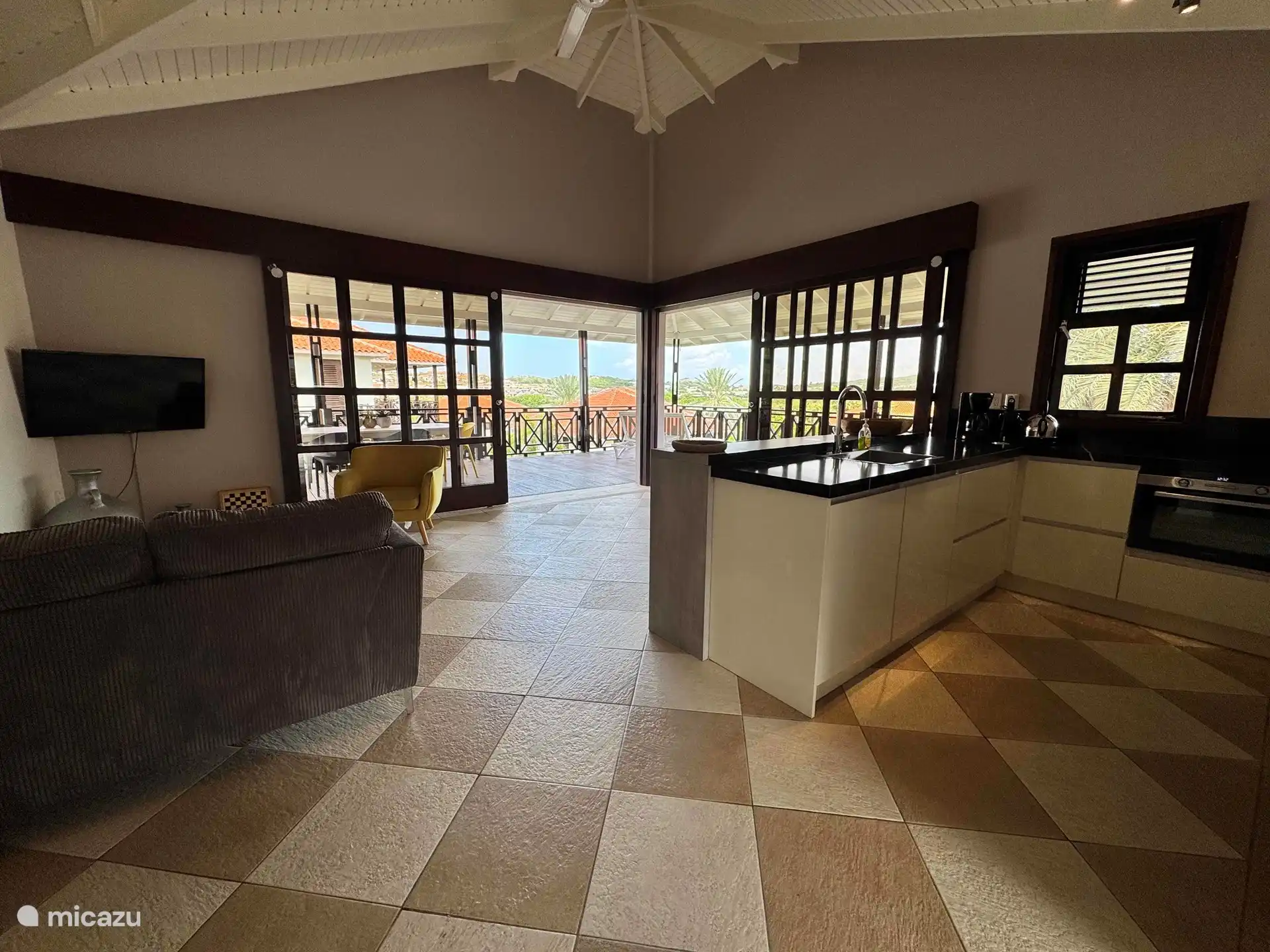 Geräumiges Wohnzimmer mit Schiebetüren