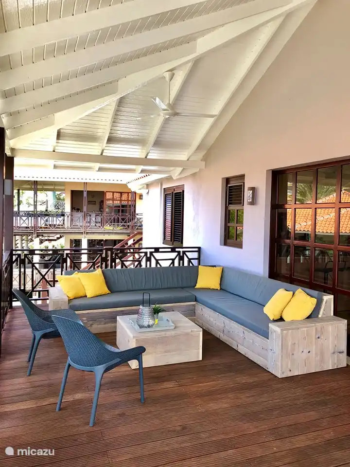 Große Lounge mit Ventilator auf einer großen Veranda