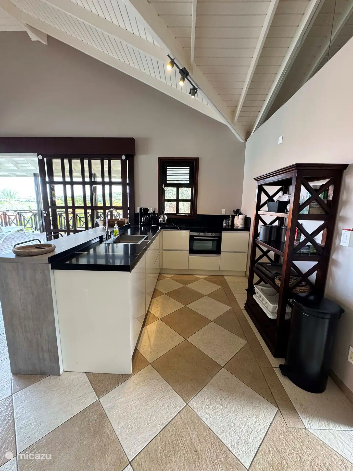 Neue voll ausgestattete Küche mit Kombi-Backofen