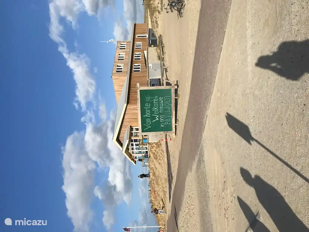 Holen Sie sich eine schöne Tasse Kaffee am Strand
