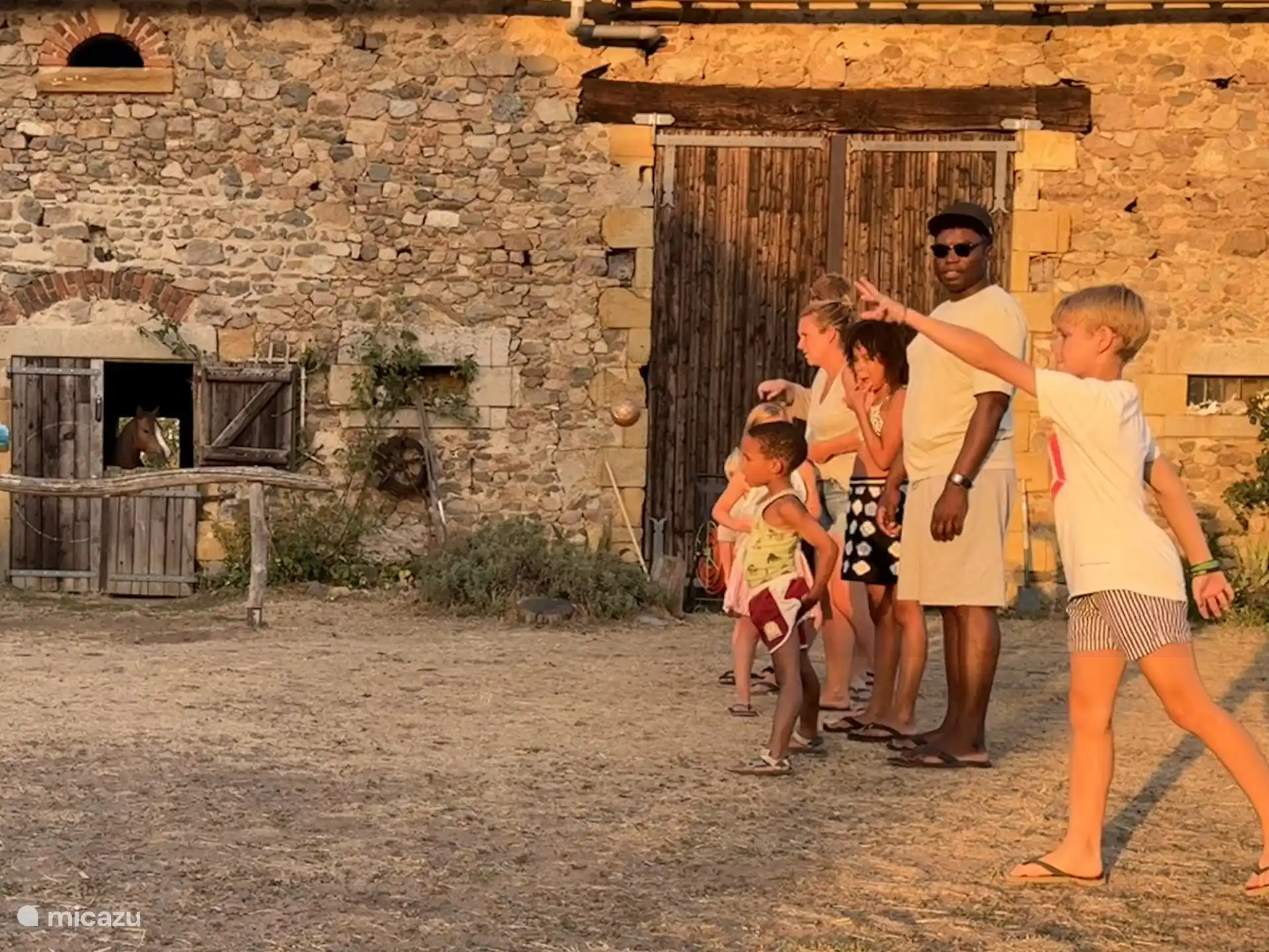 Jeu de boules spelen met de andere gasten in het hoogseizoen