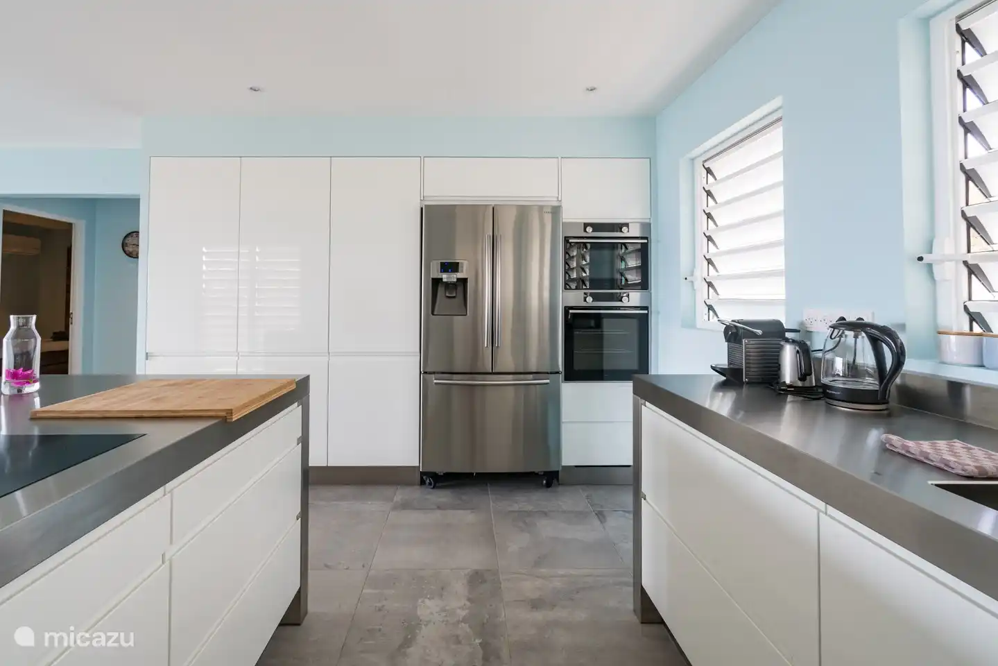 Kitchen with American fridge (including water, ice cubes and crushed ice), microwave and oven.