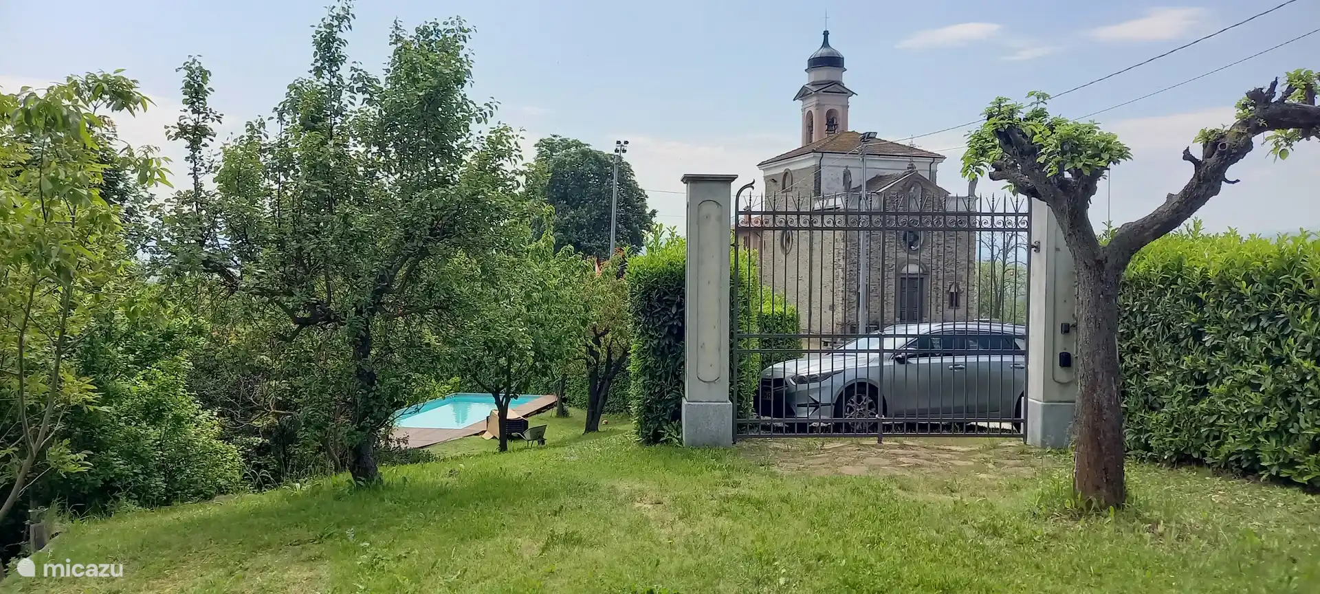 Garten mit Swimmingpool