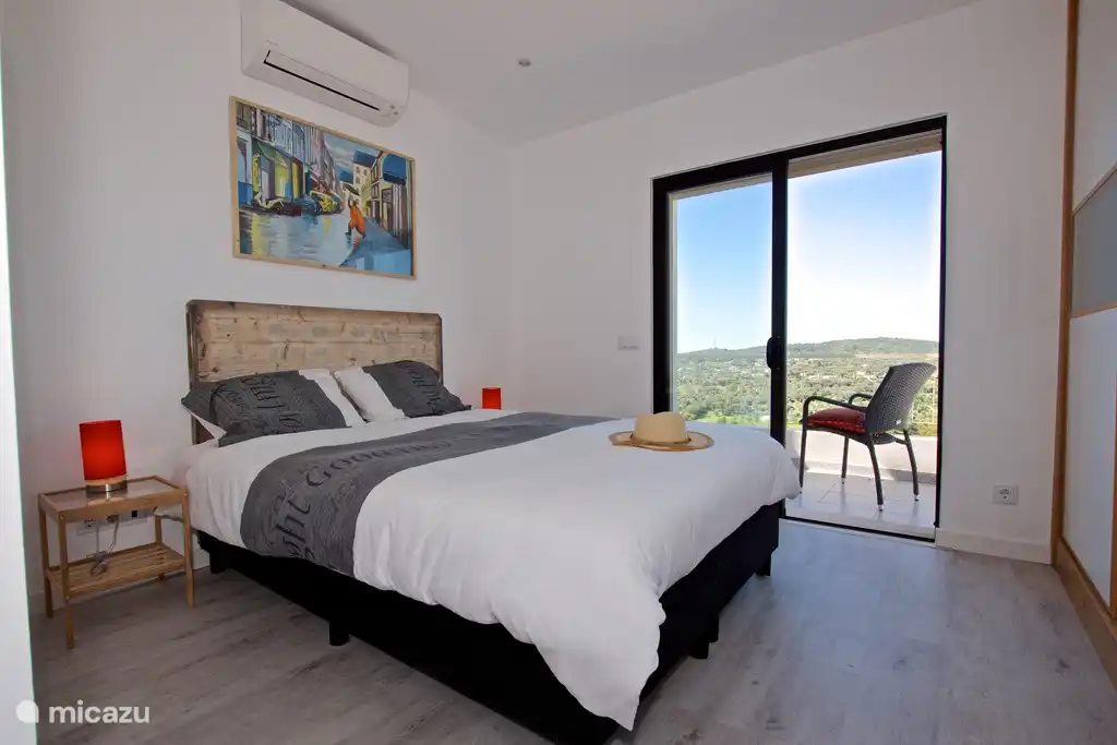 Dormitorio con balcón