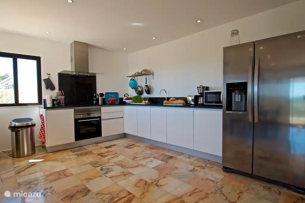 cocina abierta con nevera americana