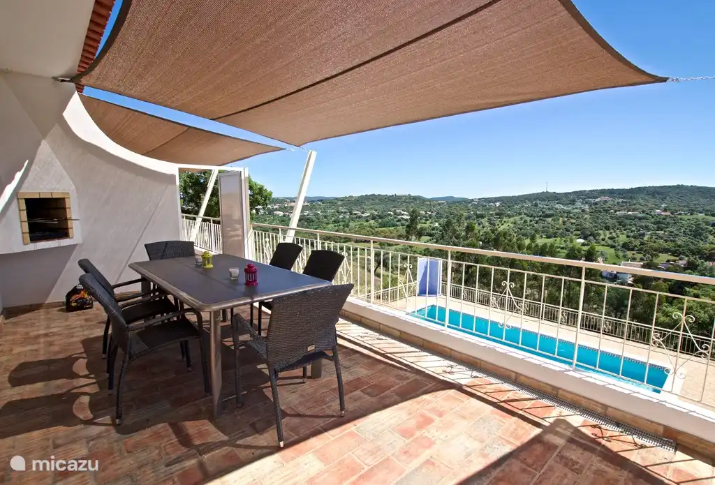 Terraza junto al salón con barbacoa