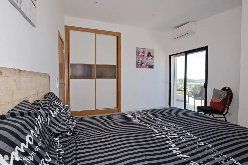 Dormitorio con balcón