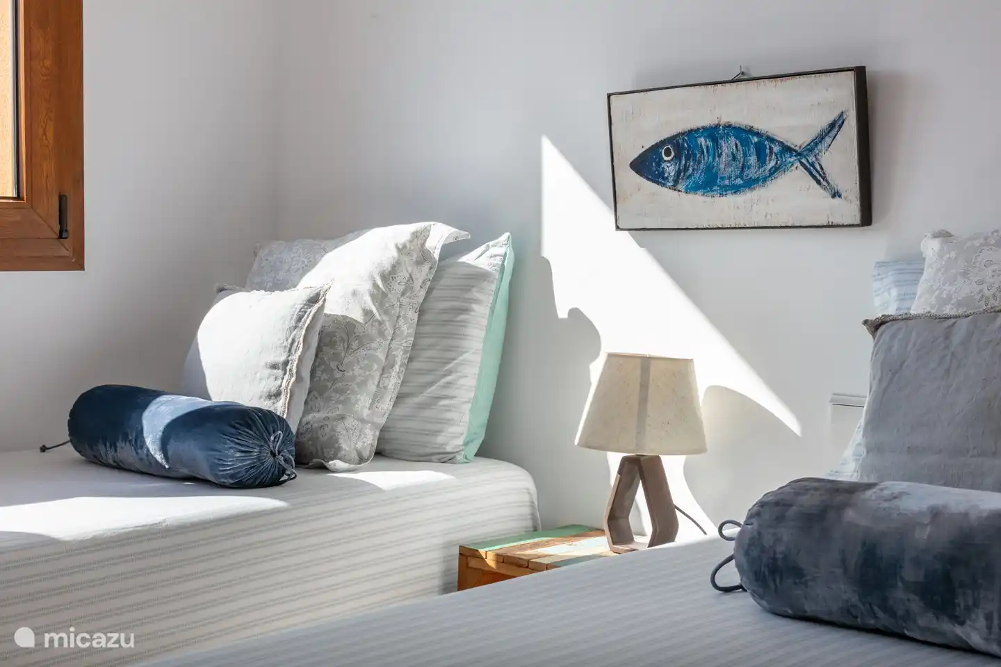 Dormitorio lujosamente amueblado con dos camas individuales.