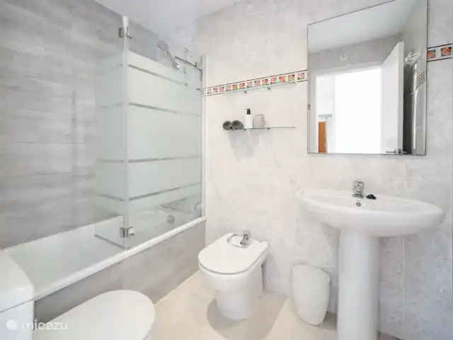 Apartamento Benvinguts en España, Costa Blanca, Jávea - apartamento Cuarto de baño con inodoro, bidet, ducha en bañera y lavabo. Junto al dormitorio principal.