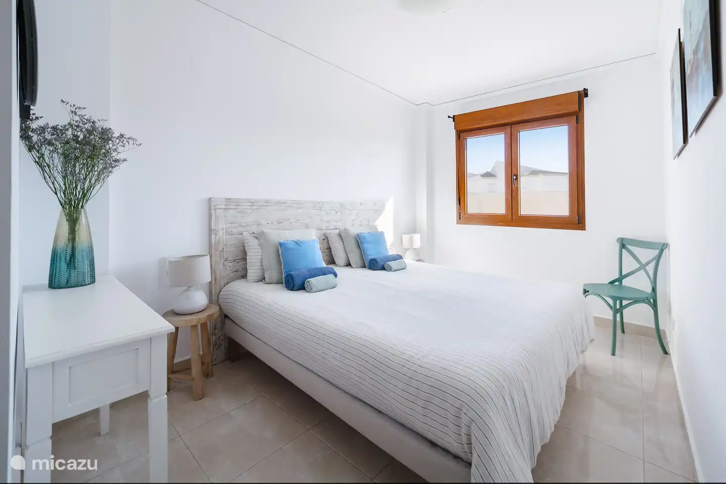 Dormitorio principal con baño en suite.