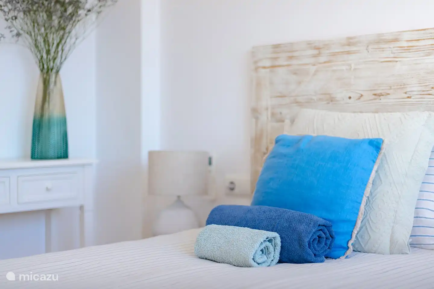 Una bonita decoración del dormitorio con mucha luz natural.