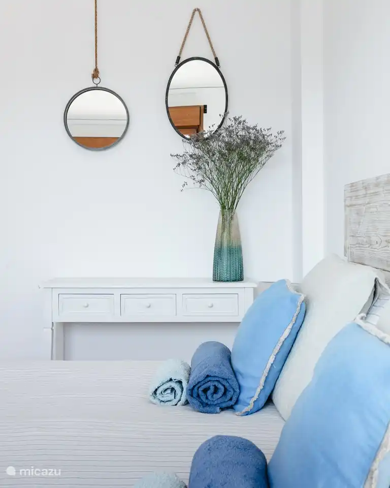 Tocador y espejos en el dormitorio principal.