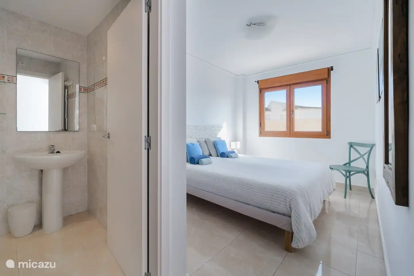 Junto al dormitorio principal (con aire acondicionado) hay un baño.