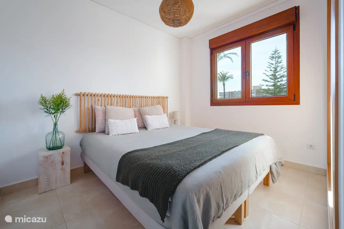 Dormitorio con amplia cama doble.